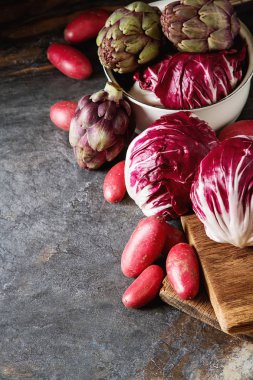 Turpla ile mor patates ve enginar koyu bir adam üzerinde