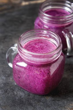 Taze sulu blueberry smoothies cam. Basit arka plan.