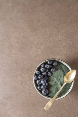 Taze sulu bluesberries spirulina smoothies cam. Simpl