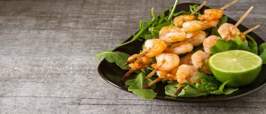 Bir ahşap şiş, ızgara, Barbekü karides ile Mini Barbekü. Simpl