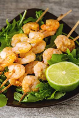 Bir ahşap şiş, ızgara, Barbekü karides ile Mini Barbekü. Simpl