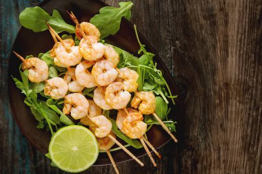 Bir ahşap şiş, ızgara, Barbekü karides ile Mini Barbekü. Simpl