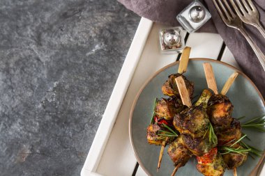 Bir ahşap şiş, ızgara, Barbekü ton balığı ile Mini Barbekü. Basit b