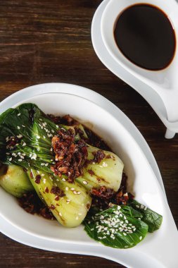 Susam ve soya sosu ile pişmiş Çin lahanası. 