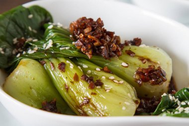 Susam ve soya sosu ile pişmiş Çin lahanası. 