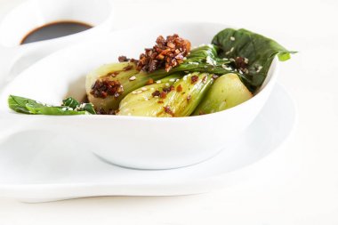 Susam ve soya sosu ile pişmiş Çin lahanası. 