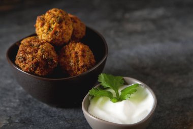 Orta Doğu geleneksel yemekleri. Falafel ekşi krema ile. Mey