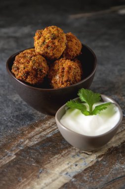 Orta Doğu geleneksel yemekleri. Falafel ekşi krema ile. Mey