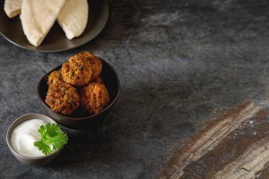 Orta Doğu geleneksel yemekleri. Falafel ekşi krema ile. Mey