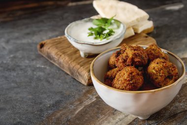 Orta Doğu geleneksel yemekleri. Falafel ekşi krema ile. Mey