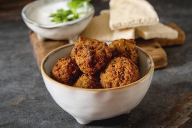 Orta Doğu geleneksel yemekleri. Falafel ekşi krema ile. Mey