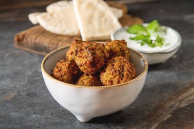 Orta Doğu geleneksel yemekleri. Falafel ekşi krema ile. Mey