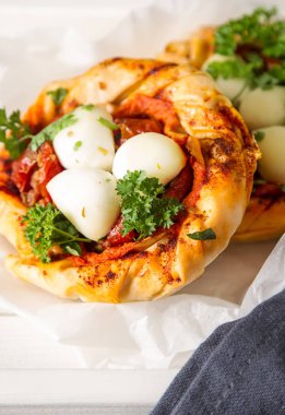 Pasta oryantal tarzı. Filo pasta Domates ve mozzarell ile