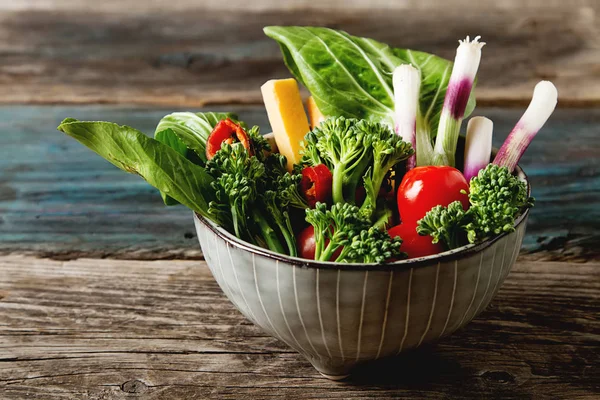 İtalyan yeşil salata. Brokoli, biber, domates, soğan, bochko