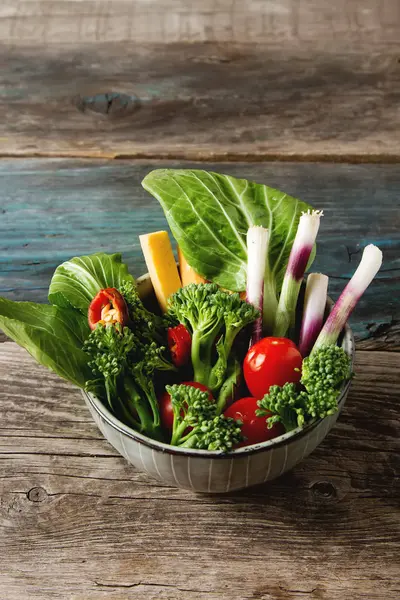 İtalyan yeşil salata. Brokoli, biber, domates, soğan, bochko