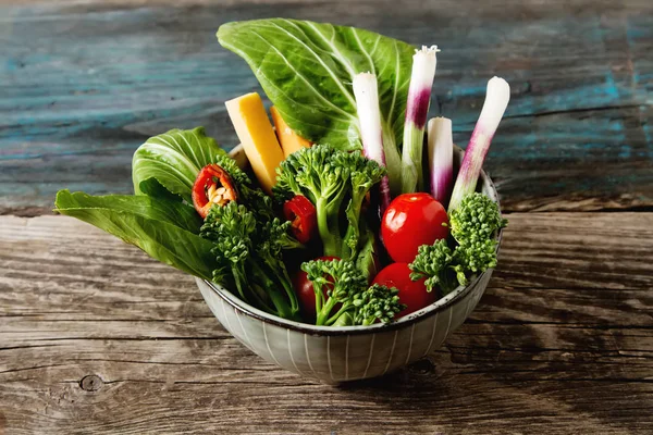İtalyan yeşil salata. Brokoli, biber, domates, soğan, bochko