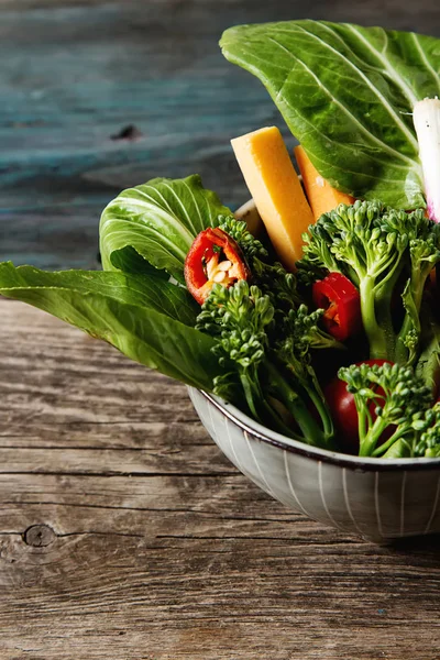 İtalyan yeşil salata. Brokoli, biber, domates, soğan, bochko