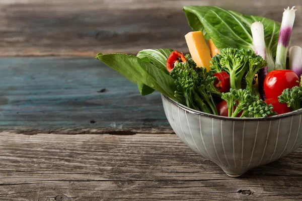 İtalyan yeşil salata. Brokoli, biber, domates, soğan, bochko