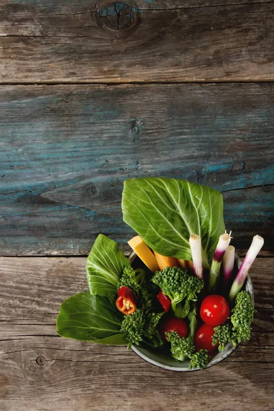 İtalyan yeşil salata. Brokoli, biber, domates, soğan, bochko