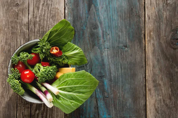 Ensalada verde italiana. Brócoli, pimientos, tomates, cebollas, bochko —  Fotos de Stock