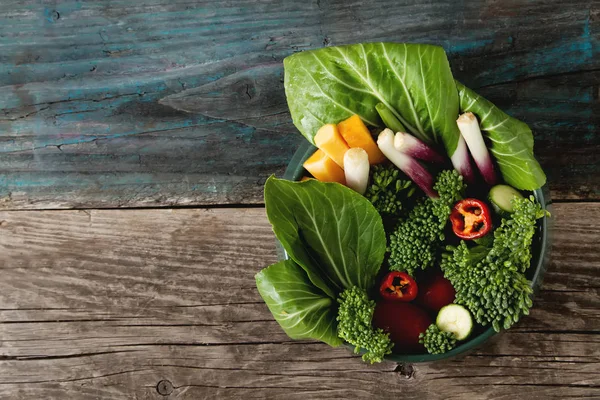 İtalyan yeşil salata. Brokoli, biber, domates, soğan, bochko