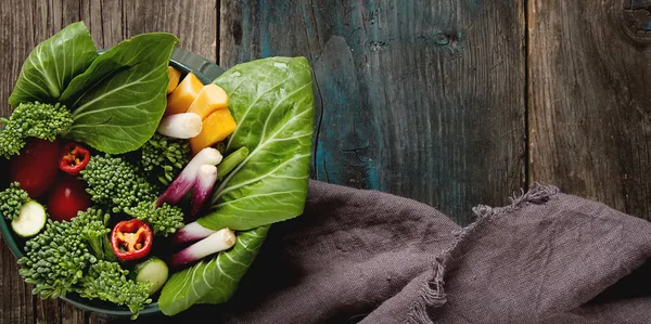 İtalyan yeşil salata. Brokoli, biber, domates, soğan, bochko