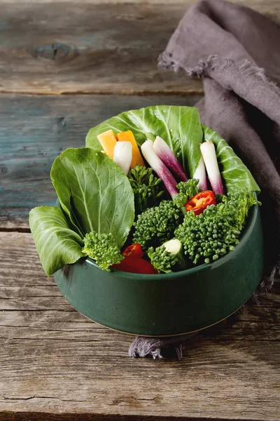 Italský zelený salát. Brokolice, papriky, rajčata, cibule, luky — Stock fotografie