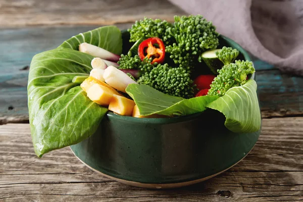 Italský zelený salát. Brokolice, papriky, rajčata, cibule, luky — Stock fotografie