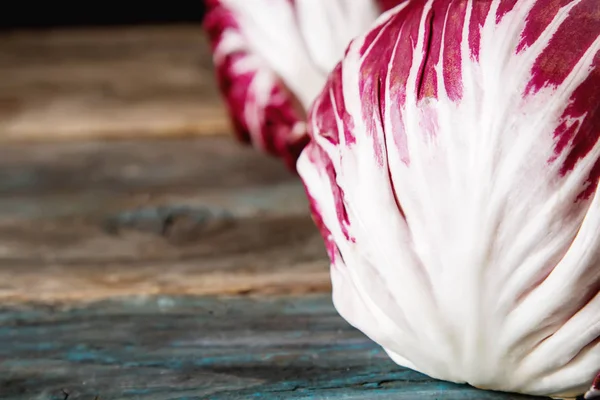 Radicchio em um fundo escuro. Comida de um vegan e uma vegetaria — Fotografia de Stock