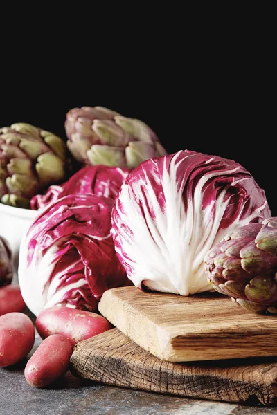 Turpla ile mor patates ve enginar koyu bir adam üzerinde