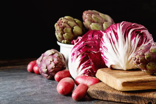 Turpla ile mor patates ve enginar koyu bir adam üzerinde