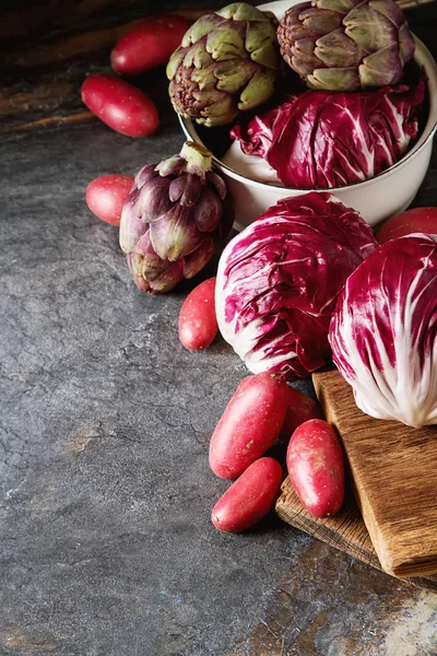 Turpla ile mor patates ve enginar koyu bir adam üzerinde