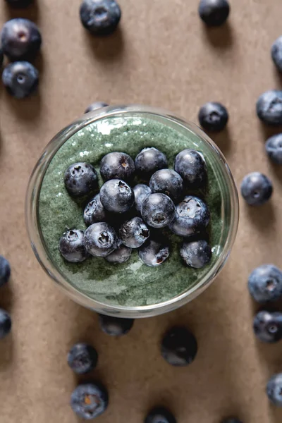 Frische saftige Spirulina-Smoothies aus Blaubeeren im Glas. Einfachheit — Stockfoto