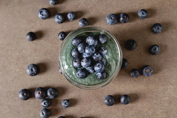Friss, lédús bluesberries spirulina smoothies a pohárban. Egyszerű — Stock Fotó