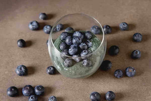 新鲜多汁 bluesberries 螺旋藻果汁杯子里。简单 — 图库照片