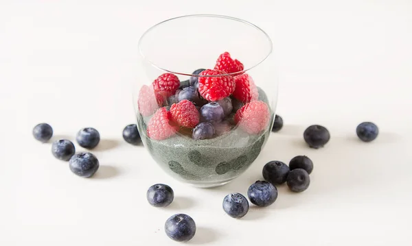 新鲜多汁 bluesberries 螺旋藻果汁杯子里。简单 — 图库照片