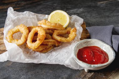 Deniz ürünleri. Tarih içinde limon ve ketçap mesle kızarmış kalamar halkaları bir 