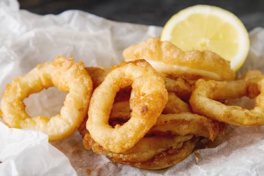 Deniz ürünleri. Tarih içinde limon ve ketçap mesle kızarmış kalamar halkaları bir 