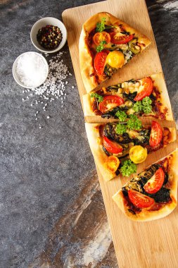 İtalyan ev yapımı vejetaryen pizza. Domates, peynir, kabak, n