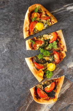 İtalyan ev yapımı vejetaryen pizza. Domates, peynir, kabak, n