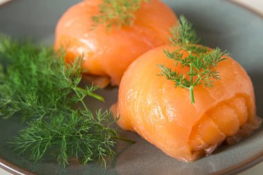 Füme somon, mus, pate dereotu ve limon ile. Işık beyaz bac