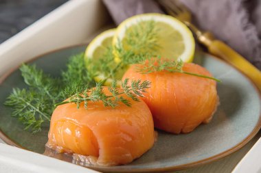 Füme somon, mus, pate dereotu ve limon ile. Koyu arka plan