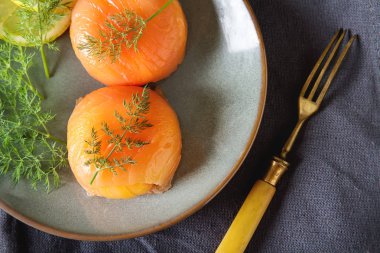 Füme somon, mus, pate dereotu ve limon ile. Işık beyaz bac