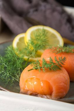 Füme somon, mus, pate dereotu ve limon ile. Koyu arka plan