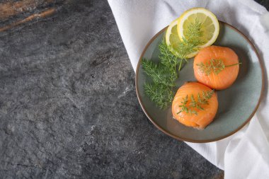 Füme somon, mus, pate dereotu ve limon ile. Koyu arka plan