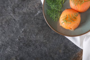 Füme somon, mus, pate dereotu ve limon ile. Koyu arka plan
