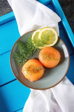 Füme somon, mus, pate dereotu ve limon ile. Koyu arka plan