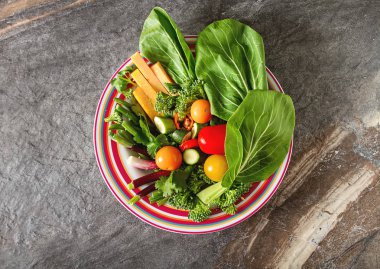 Diyet yiyecek. Kavun, domates, biber, soğan ile yeşil salata,