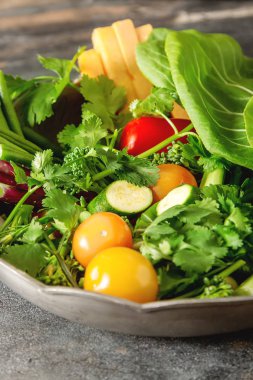 Diyet yiyecek. Kavun, domates, biber, soğan ile yeşil salata,