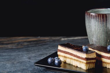 Yaban mersini ve kahve ile lezzetli çikolatalı kek. Karanlık backg